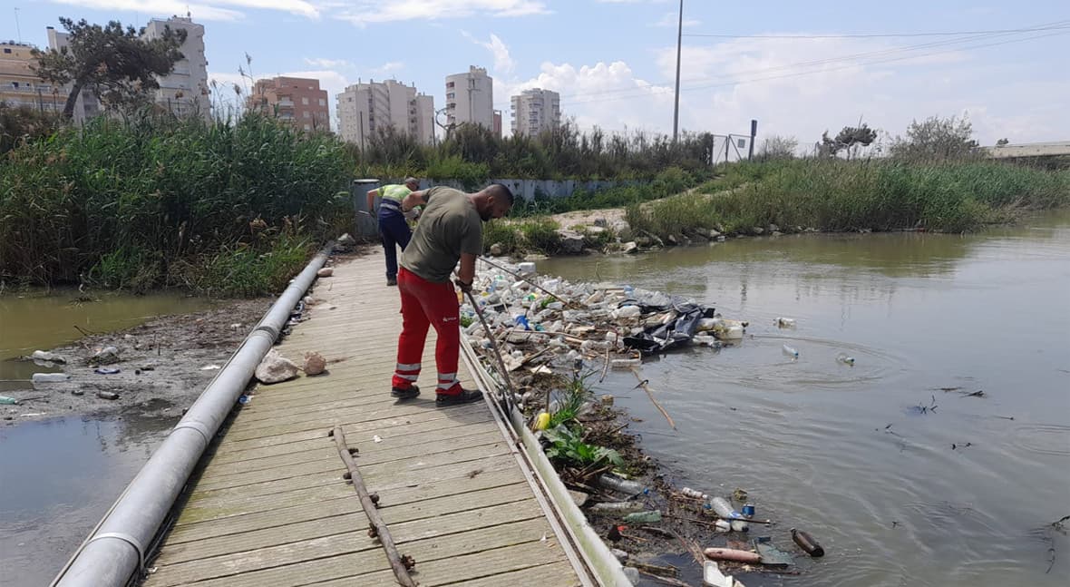 La CHS retira hasta 80 m³ de residuos en la desembocadura del río Segura