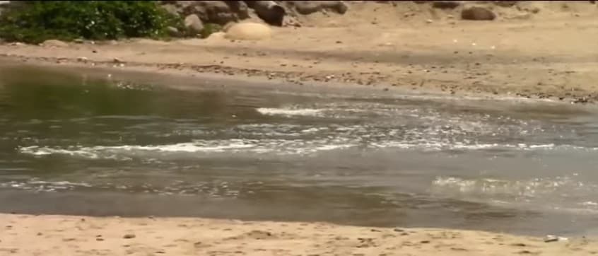 Las aguas residuales se mezclan con el mar de Acapulco