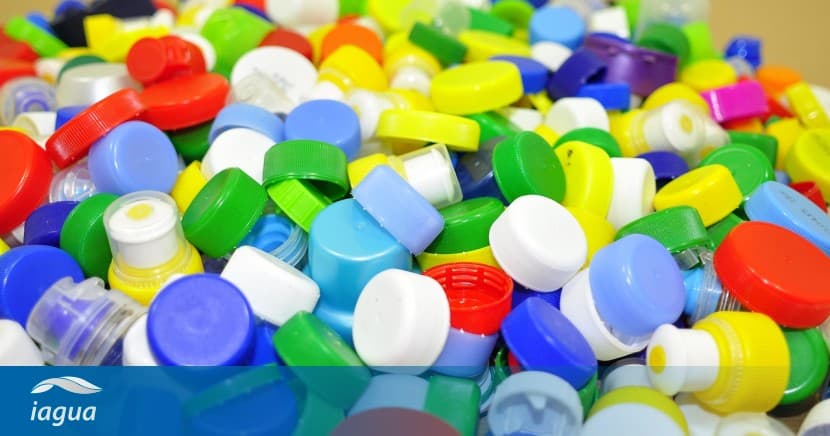 ¿Qué son los microplásticos y cómo contaminan el agua?